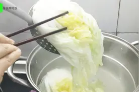 手把手教你腌酸菜的正确做法，味道好吃，放一年都不会坏
