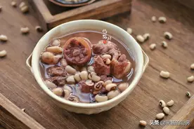 秋季煲猪尾汤，多加2种食材煲一锅，家人腰好腿好精气神图片