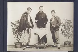 清末民国交替时期的社会景象，官员坐着马车，小妇人骑着驴图片