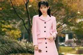 "诺澜"刘萌萌晒照秀窈窕身材，竹竿腿吸睛，网友：这有30岁？图片