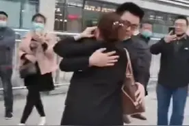 母亲割肝救子发现非血亲，“错换人生28年”，医院回应图片