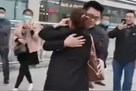 母亲割肝救子发现非血亲，“错换人生28年”，医院回应图片