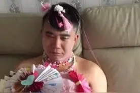 女儿喜欢“化妆”啥体验？爸爸：我变身贵妇，过上珠光宝气的生活图片
