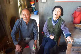 77岁爷爷结婚34年 没有吃过妻子做的一餐饭图片