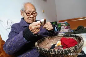 106岁老人饮食习惯特殊，爱吃醋泡葡萄干，每天能蹬健身车半小时图片