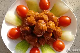 年夜菜糖醋丸子好吃有诀窍，馅料糖醋汁是关键，摆盘寓意步步高升图片