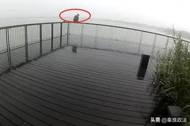 倾盆大雨，女孩独坐在桥栏上，民警陪着淋雨图片