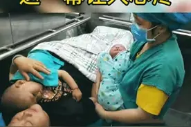 深夜独自带着大宝来医院生二胎！你不知道的为母则刚，惹人心疼图片