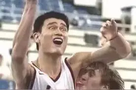哈哈哈，笑喷了，打篮球嘛，有点小动作很正常的图片