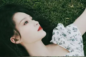 李沁带火连衣裙新穿法，叫碎花裙＋运动鞋，既好看又舒服图片