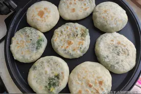 家人想吃韭菜鸡蛋馅饼，新手小白学着做，不用揉面，竟然一次成功图片