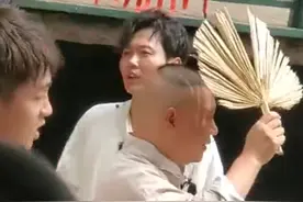德云社现场卖艺问观众要钱，顶着烈日险中暑，费力吆喝显无奈图片