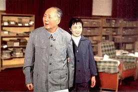 秘书将唐山大地震报告呈报，主席含着泪，批阅完一生最后一个文件图片