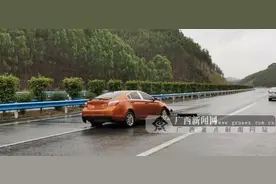 惊险！钦州市六钦高速 一小车失控撞边坡"断腿"图片