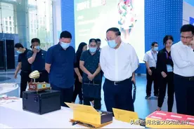 河北省文化和旅游厅党组书记、厅长那书晨参观“京娘湖杯”第三届河北省文创和旅游商品创意设计大赛精品展图片