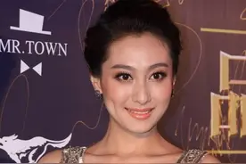 董维嘉真敢玩，“真空”深V礼服，撑得好满！33岁的身材真有料图片