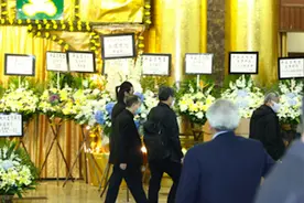 吴孟达葬礼现场：18岁儿子低头一言不发，黑眼圈浓重难掩悲痛图片