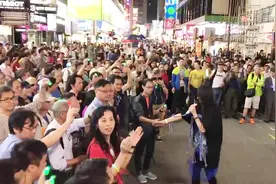 香港街头女歌王演唱《朋友》，观众里三层外三层，简直像演唱会视频封面