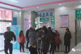河北保定易县妇幼保健院现“丁义珍窗口”患者：需要弯下腰探着头才能交流图片