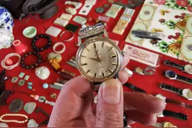 逛古玩地摊看到一些老手表：它们还有价值吗？快回家翻翻父母箱底图片