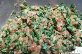 饺子两种馅，配上调香菜，麻辣花生，喝口酒顺顺图片