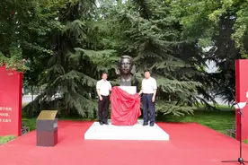 师大杰出校友、河北第一位女共产党员郭隆真雕像落成揭幕图片