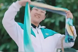 孙女吐槽61岁姥姥太爱美，衣服多得像批发商，镜头一转确实优雅图片