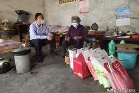 脱贫攻坚｜罗西街道：为241户贫困户发放生活物资图片