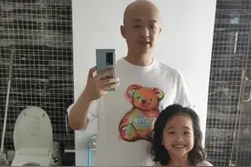 包贝尔给6岁女儿挑染白发，却被指不合适？黄磊也曾支持孩子染发图片