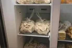 冰箱塞满食物的照片火了！谢谢你们，善待湖北人图片