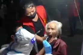感人！孙子抱着98岁奶奶做核酸检测，全程细致呵护图片