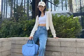 周雨彤夏日私服照，白蓝配色清爽又治愈，一切都刚刚好图片