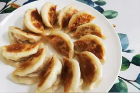 每个在外地的东北人都有的渴望，东北人教你做最地道的酸菜馅饺子图片