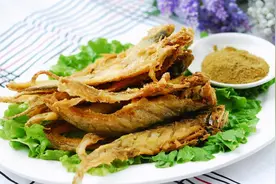 ​炸鱼时，不懂用淀粉好还是面粉好，原来大厨都这么做，香酥好吃图片