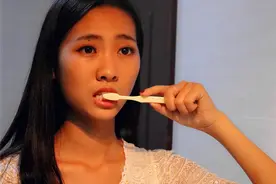 牙齿上能抠出“泥”，软软的还很臭，是什么东西？怎样能去除？图片