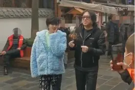 高晓松暴瘦更显头大，筷子腿比小14岁女星还细，同吃一糖惹争议图片