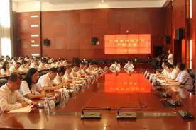 普湾经济区召开干部大会 宣布市委关于普湾主要领导干部调整的决定图片
