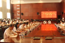 普湾经济区召开干部大会 宣布市委关于普湾主要领导干部调整的决定图片
