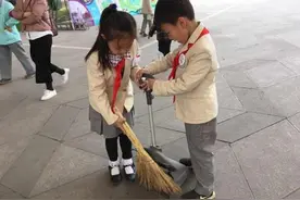 8岁小学生作文《没收》火了，仅8行不超过百字，网友却自愧不如图片