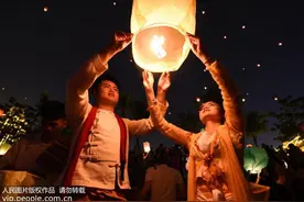 天空中“繁星点点”？孔明灯虽好但存在安全隐患图片