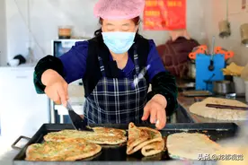 我叫王秋侠，卖“带馅煎饼”十多年，凭手艺城里买房供孩子上大学图片