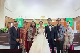 史可现身侄儿婚礼，皮肤白嫩与新娘挽手感情好，外籍老公未到场图片