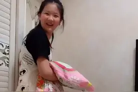 11岁女儿趁妈妈不在家，想跟爸爸一起睡，却被亲爹“赶出”房门图片