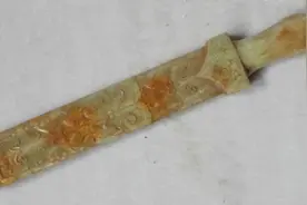 孙子在山中挖出一把和田玉剑，奶奶看到后大怒，让孙子赶紧扔了图片