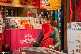 西安惊现红衣蒙面抚琴女 真实身份成疑引围观图片