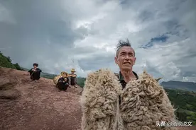 民间故事：杀狗做皮袄，挣回了面子，却被狗崽围住图片