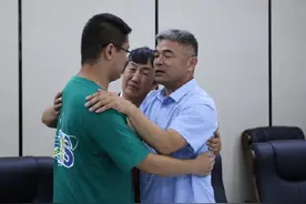 《失孤》原型儿子选择了养父母，网友：果然有奶才是娘图片