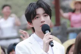 王俊凯福建慰问演出，女路人表情统一，男路人太夸张不掩饰有看点图片