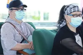 59岁刘欢妻子太时髦，穿豹纹丝巾绑头上，身材发福好有夫妻相图片