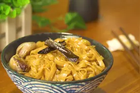 连明星都赞不绝口的葱油拌面，1分钟就学会，简单美味，值得收藏图片